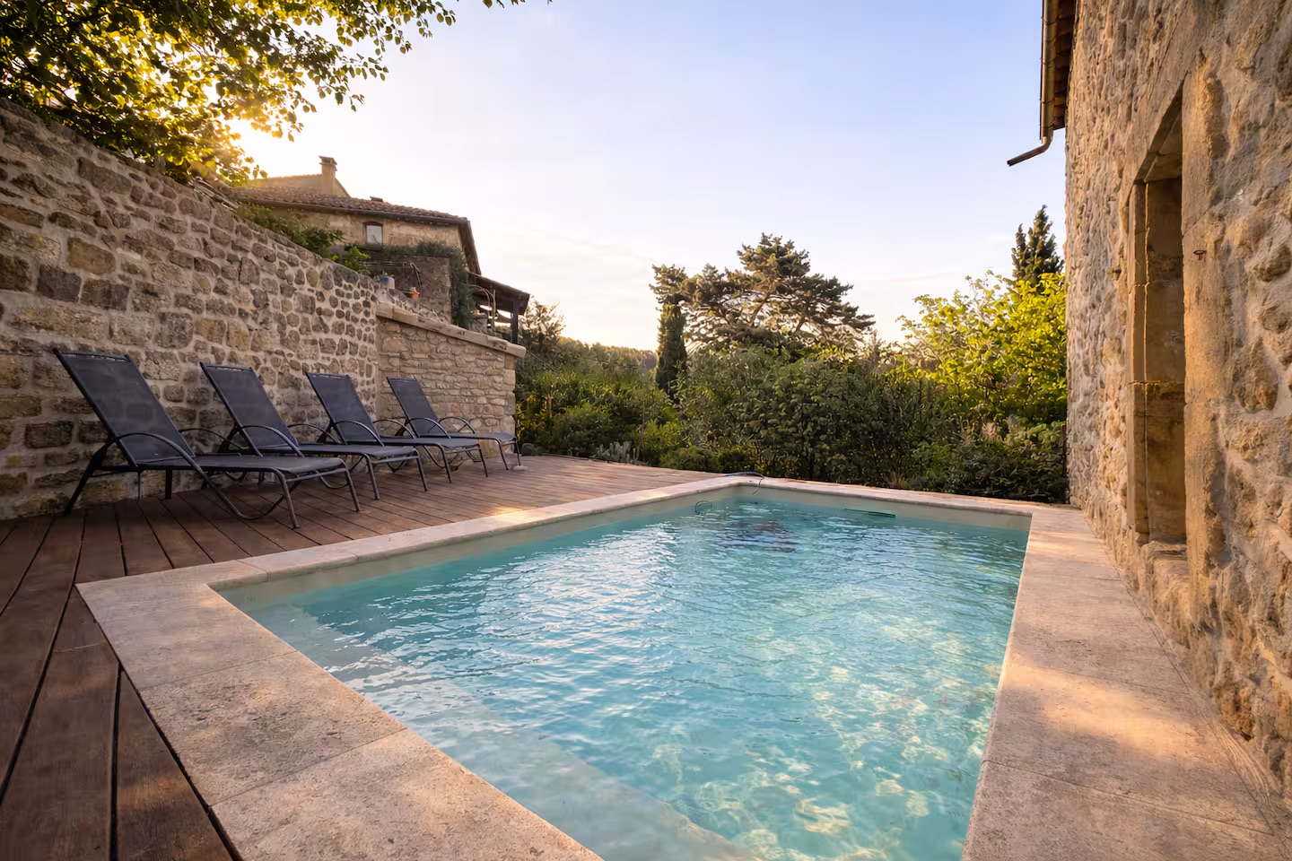 Piscine de Lou Clapas entourée de pierres ardéchoises