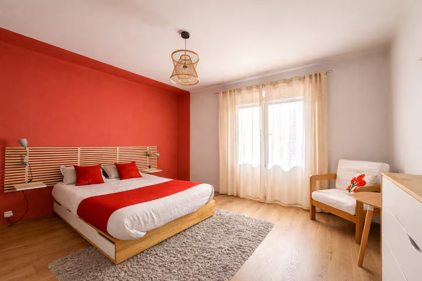 Chambre chaleureuse aux tons terracotta de l'Appartement avec vue sur la vallée