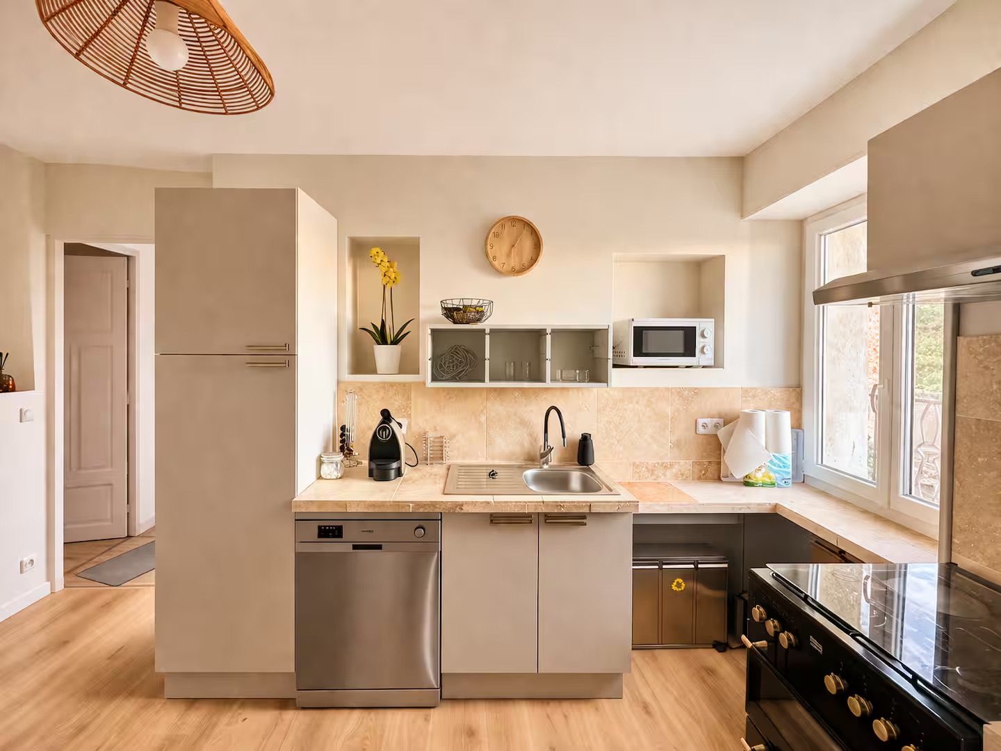 Cuisine entièrement équipée de l'Appartement avec vue sur la vallée