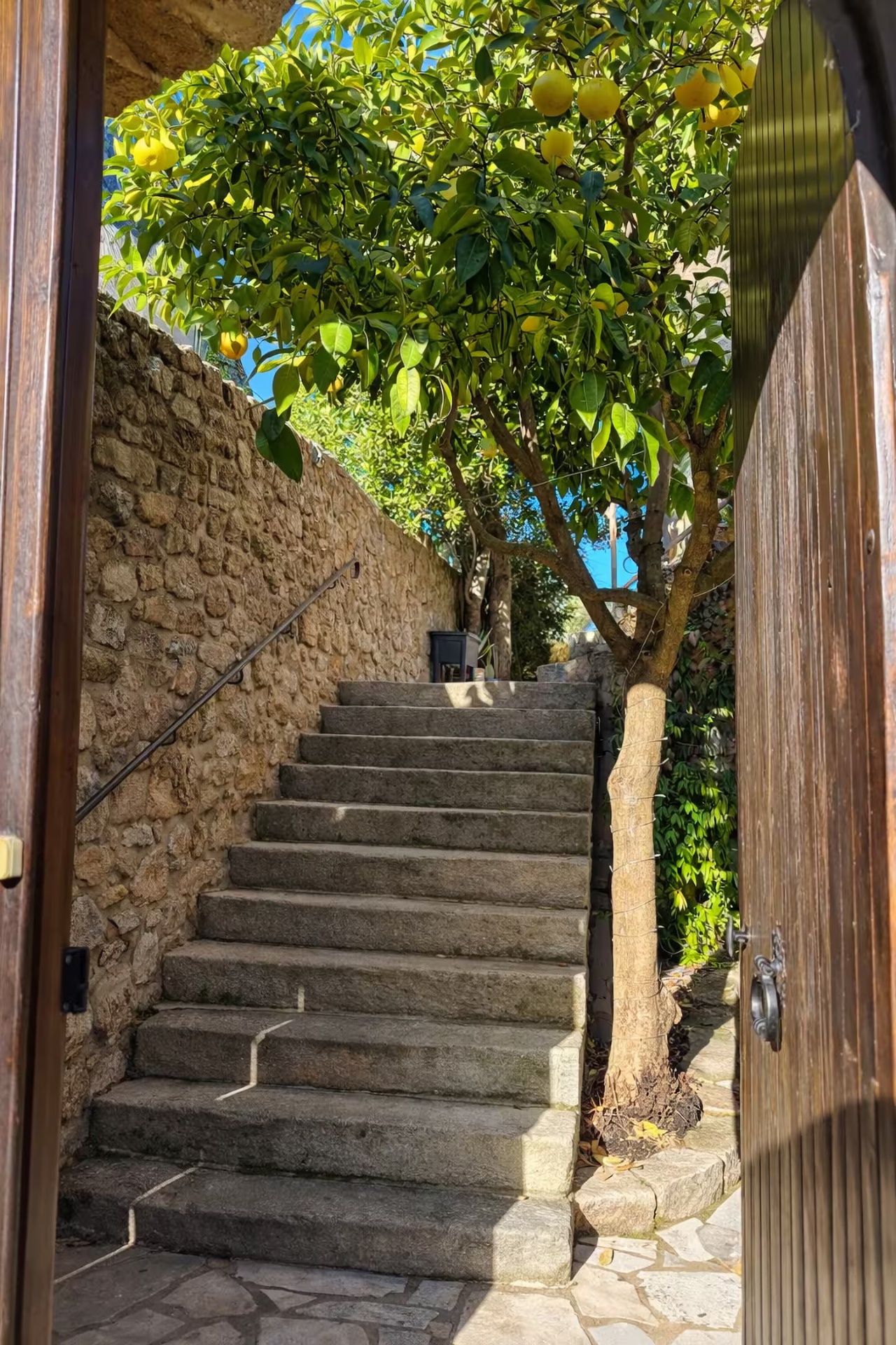 Escalier en pierre menant à l'Appartement avec vue sur la vallée