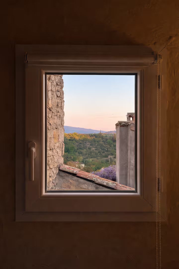 Vue ardéchoise depuis une fenêtre du gîte