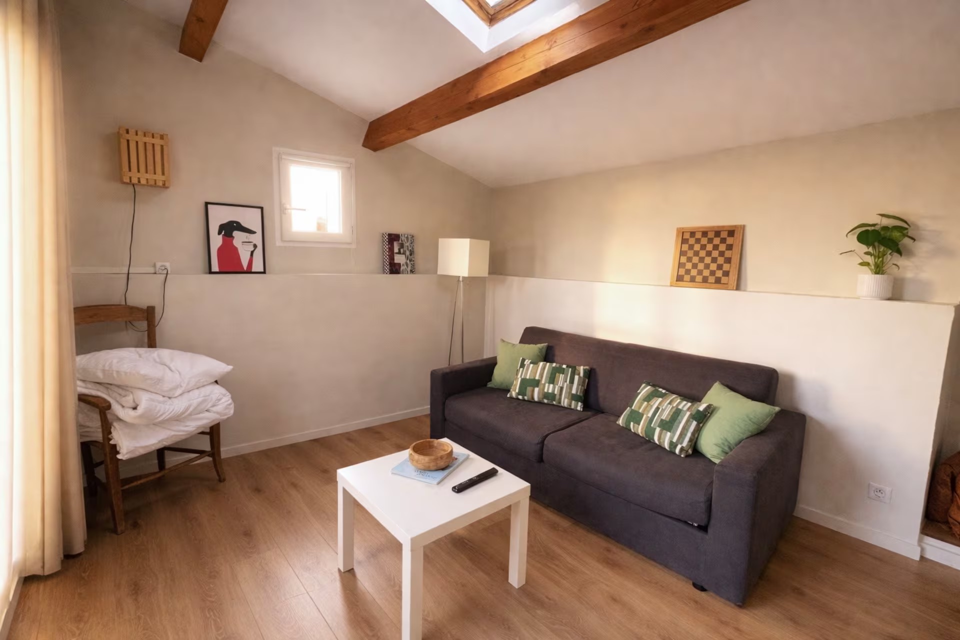 Salon sous les poutres apparentes de l'Appartement avec vue sur la vallée