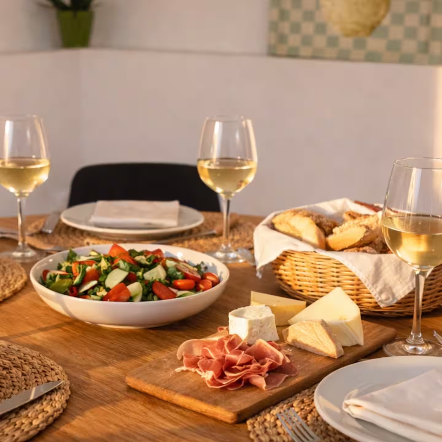 Table dressée avec des produits du terroir