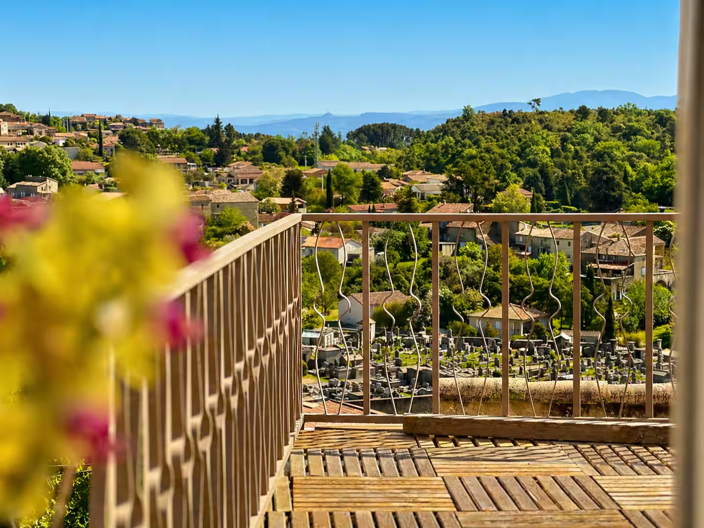 Terrasse avec vue dégagée sur le village