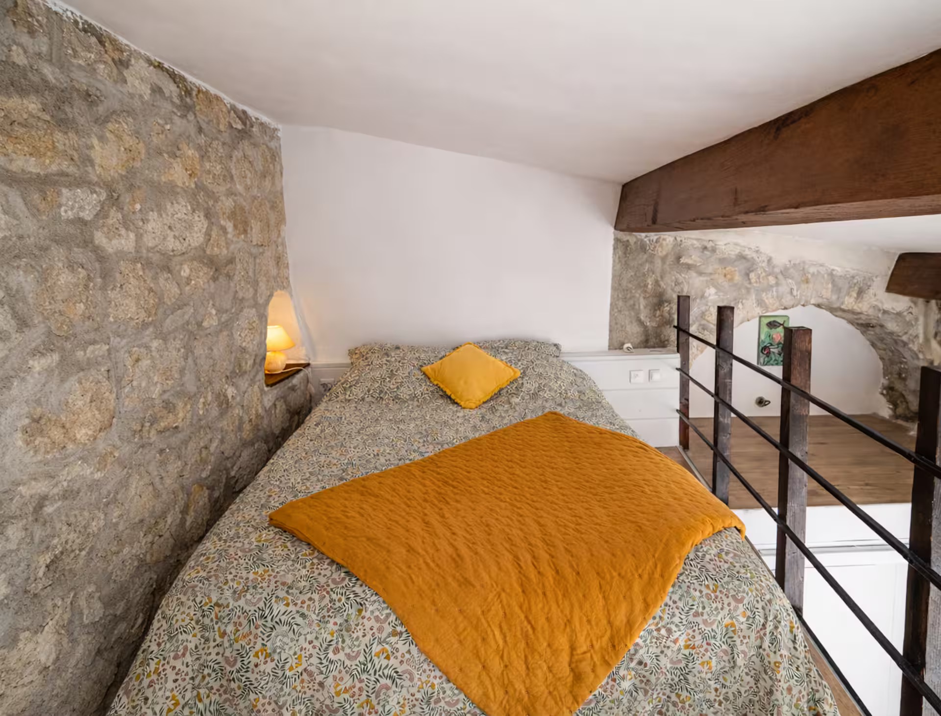 Chambre en mezzanine entre pierre et bois
