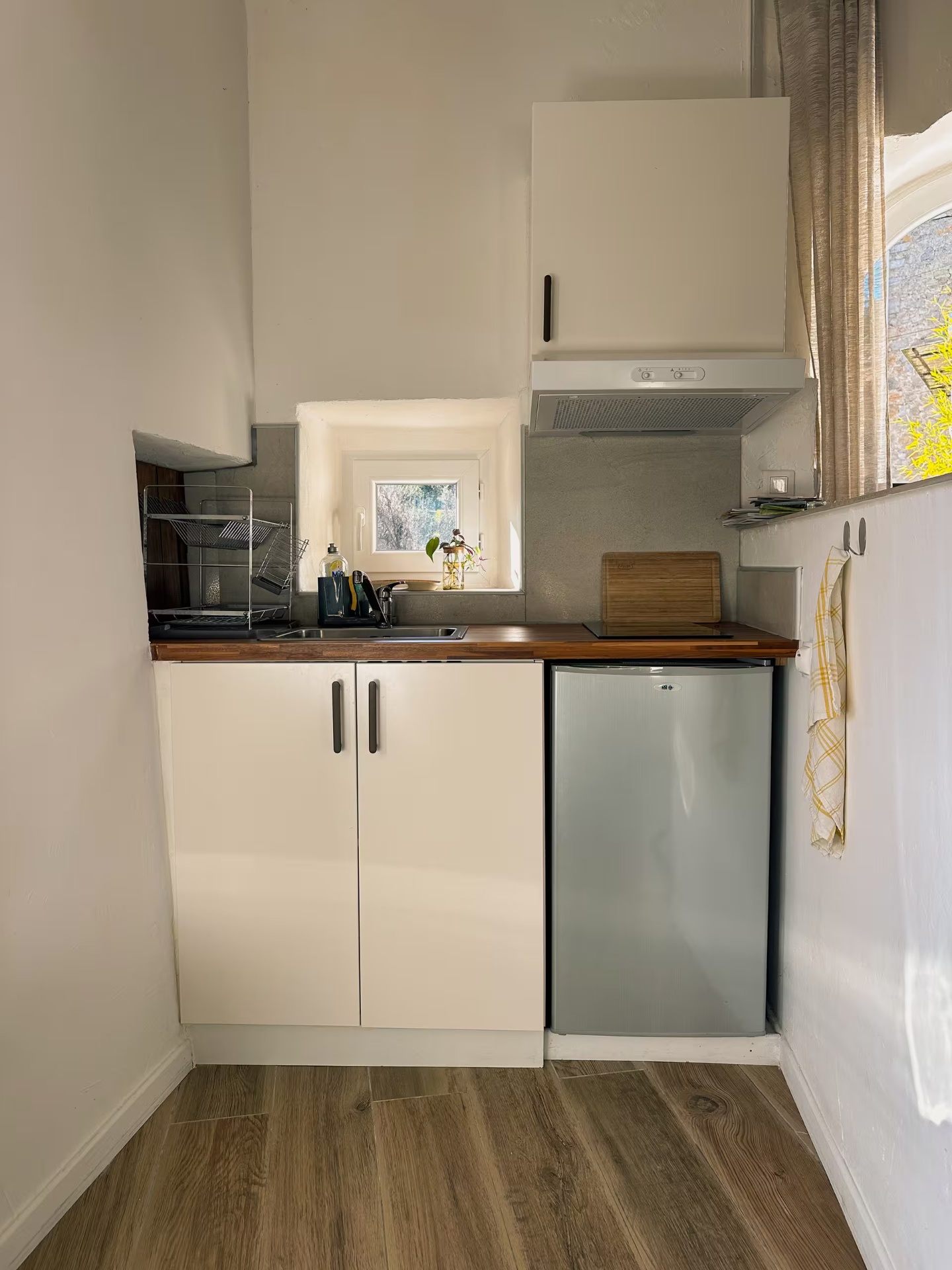 Kitchenette compacte et équipée du studio