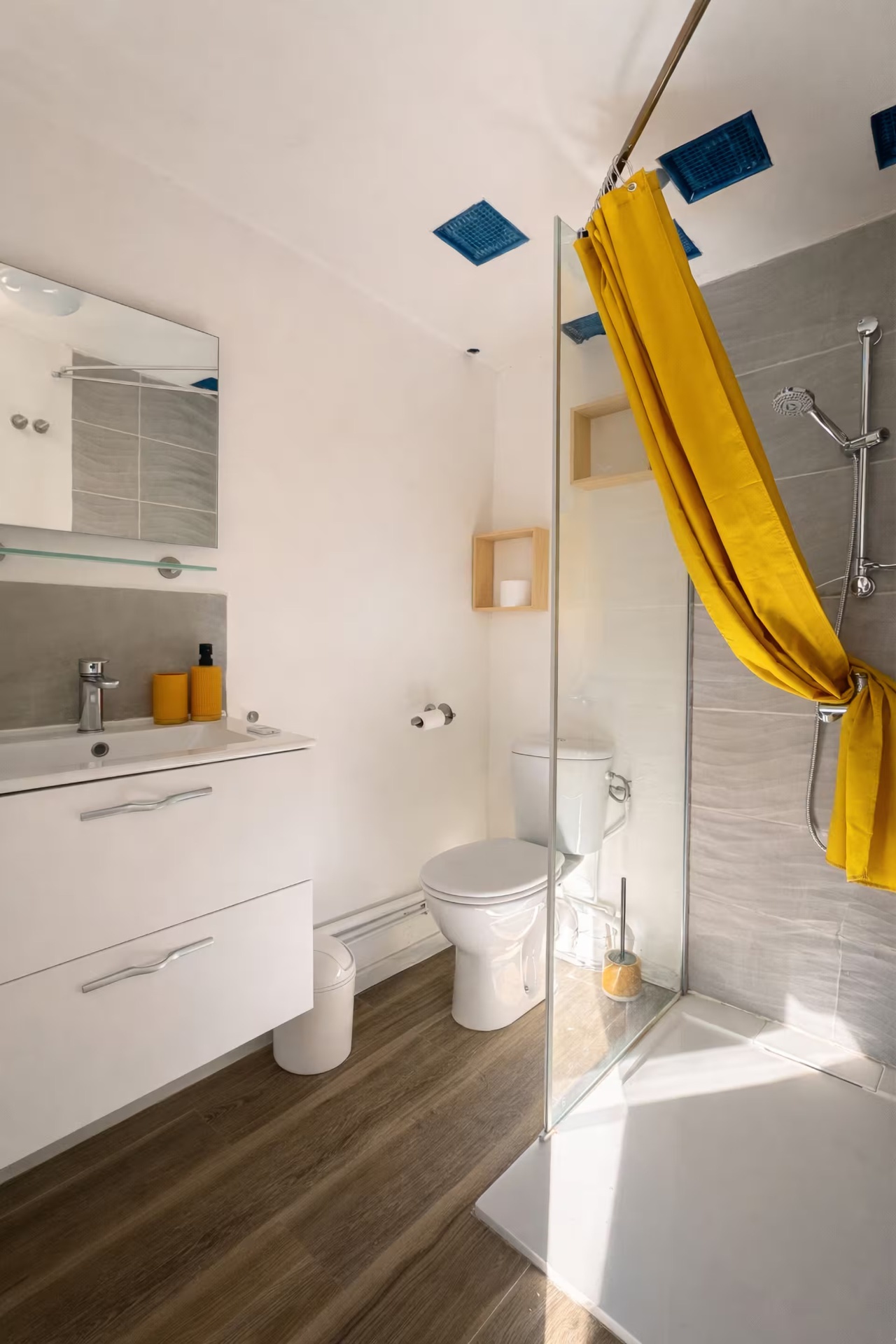 Salle de bain lumineuse aux touches ocre