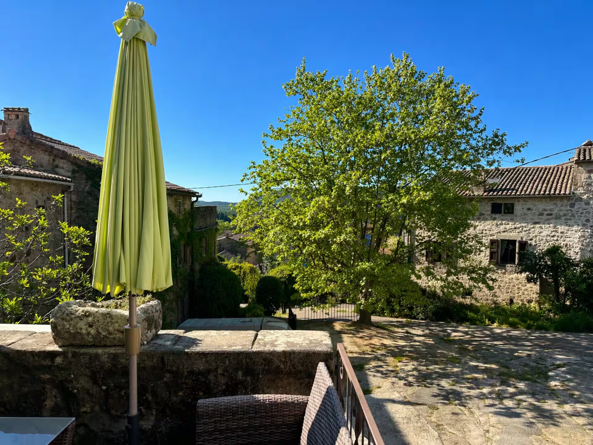 Vue panoramique sur le hameau depuis la terrasse du studio